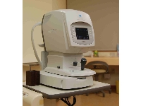 近視・遠視・乱視の度数・眼圧を測定できる器械です。２つの検査を患者さんに移動していただかなくても測定できるのでとても便利です。また眼圧計測の際のプシュッと目にかかる空気も抑えられておりますので眼圧測定時の患者様のストレスが減りました。